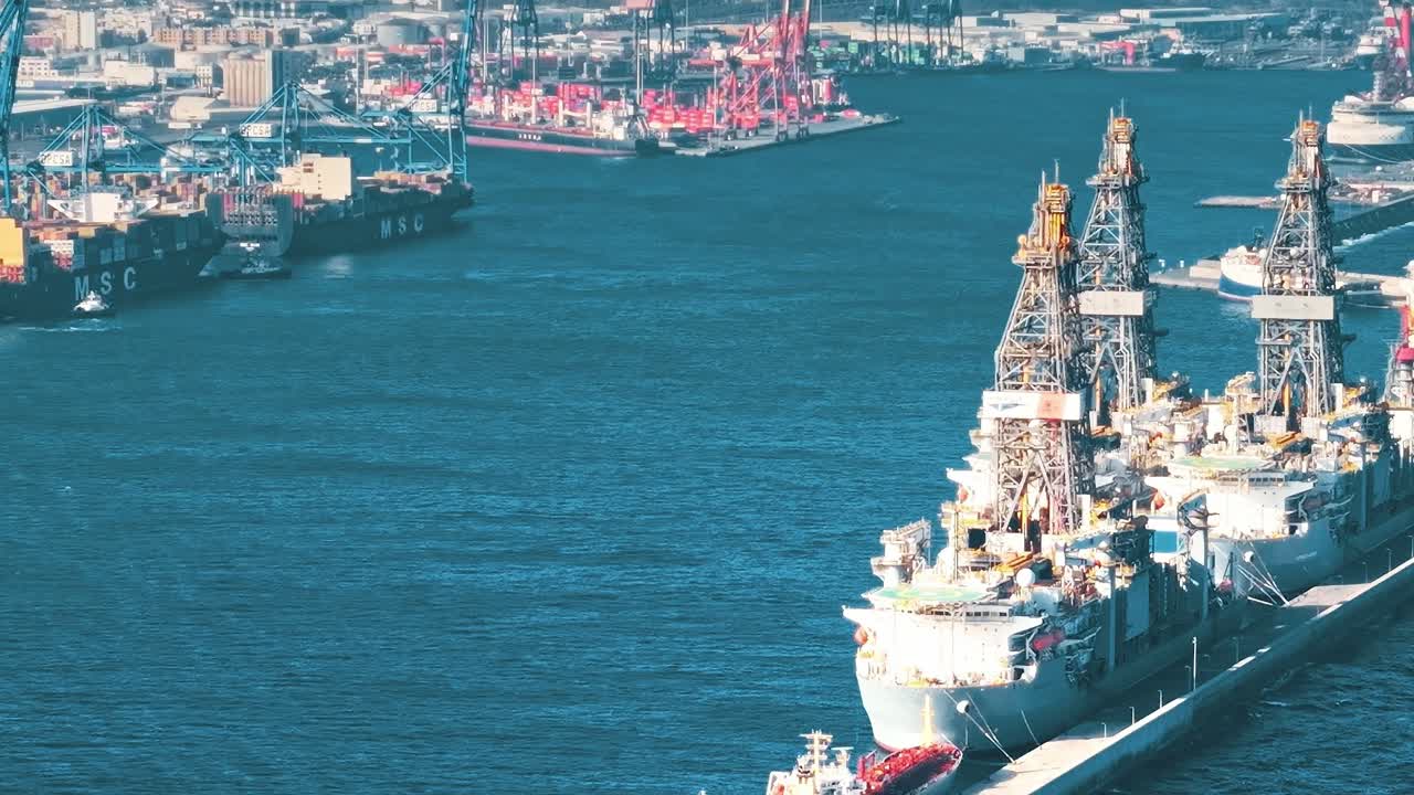 Gran Canaria, İspanya'da gemi ve vinçlerle dolu işlek bir liman manzarası