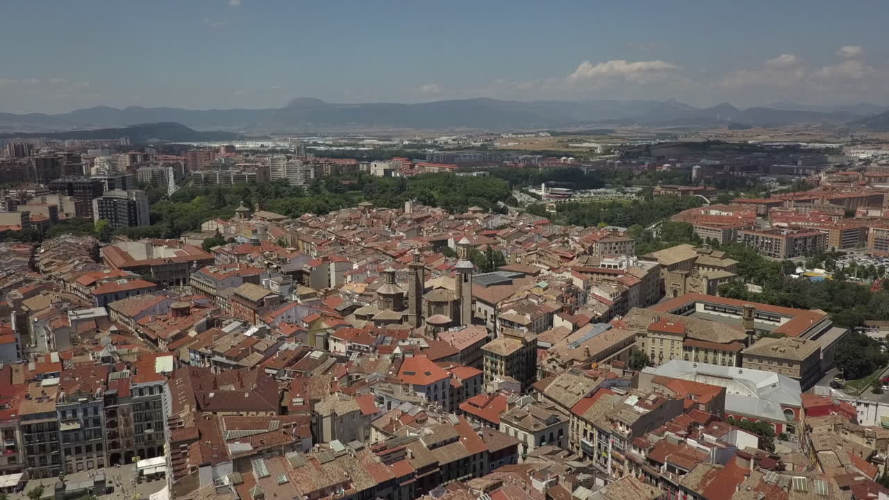 스페인 팜플로나에 있는 산 사투르니노 교회로 내려가는 도시 공중