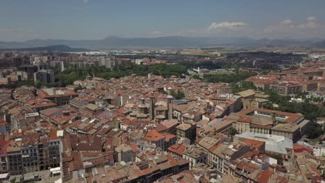 Antena-De-La-Ciudad-Desciende-A-La-Iglesia-De-San-Saturnino-En-Pamplona,-España