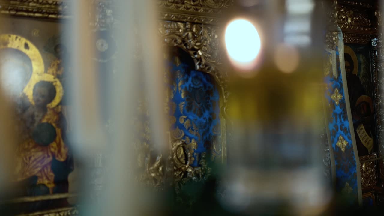 All'interno di una chiesa cristiana, edificio storico, tempio cattolico, struttura di sala antica, torre tradizionale medievale, ripresa fluida con gimbal