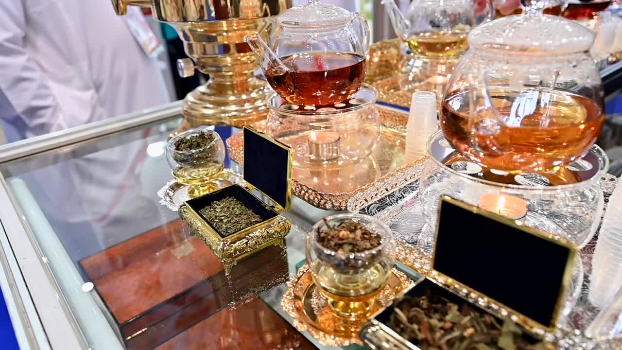 Erilaisia vihreitä ja mustia teelaatuja esillä Gulf Food -näyttelyssä Yhdistyneissä arabiemiirikunnissa.