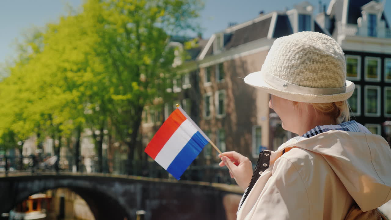 암스테르담에서 세련된 여성 네덜란드 국기