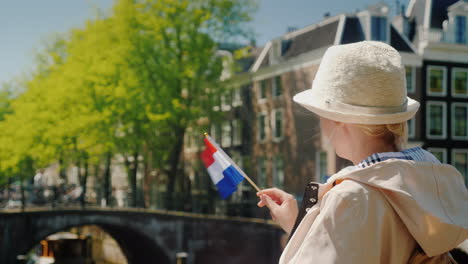 mujer elegante bandera holandesa en amsterdam