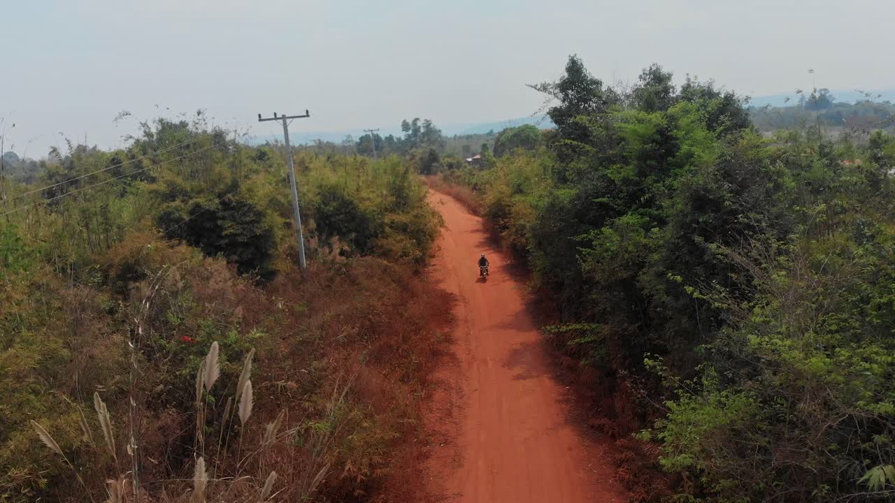 Motorcykel på støvet grusvej i Champassak, Laos