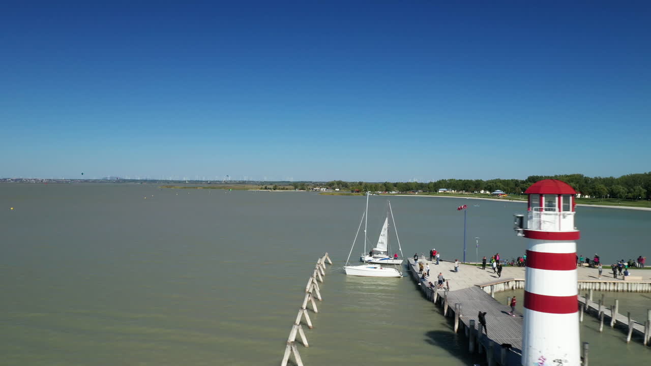 съемка с беспилотника маяка на озере