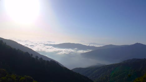 Wolken-In-Einem-Bergtal