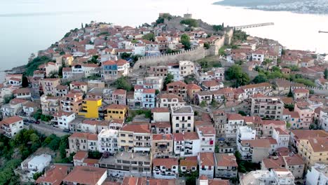 Kavala,-Grecia,-Toma-Aérea-De-Un-Punto-De-Interés-Que-Muestra-El-Casco-Antiguo-Y-La-Fortaleza