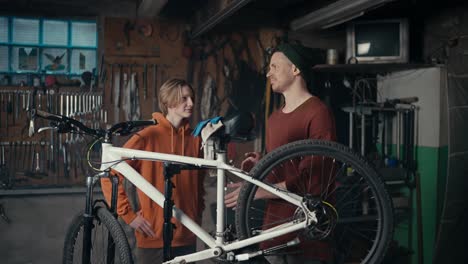 dominar la reparación de bicicletas: consejos de expertos para aprendices. enseñar responsabilidad a través de la reparación de bicicletas: lecciones para adolescentes