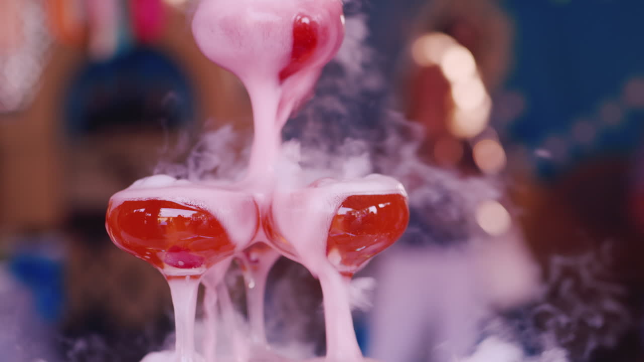 la mano del camarero con guantes blancos vierte champán humeante en una fiesta