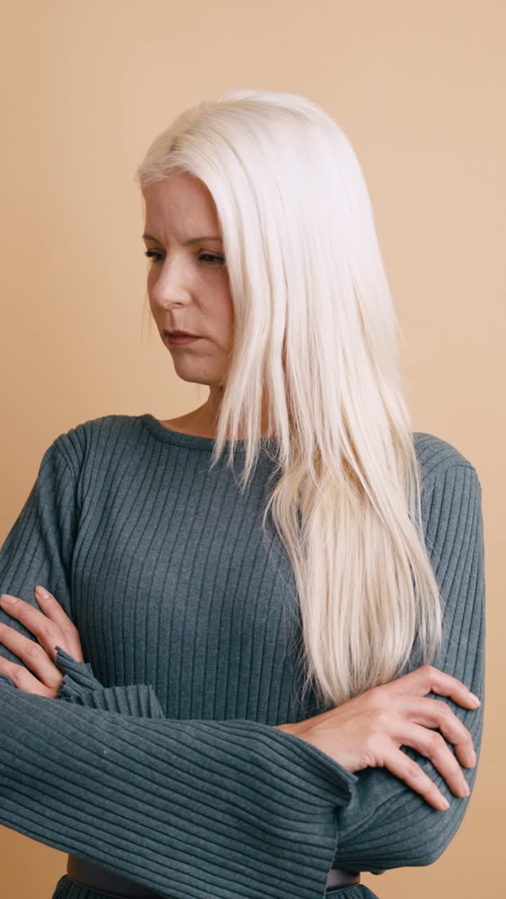 Donna infastidita con capelli biondi e espressione seria