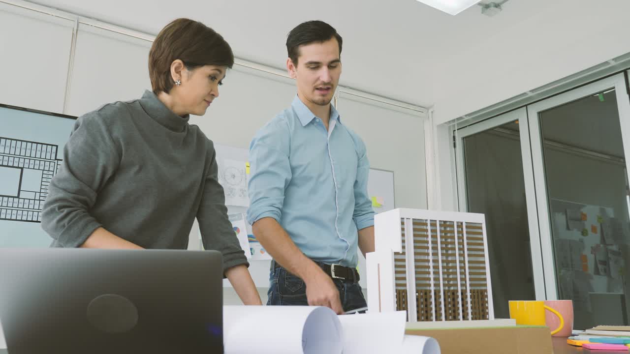equipo de arquitectos creativos que trabajan juntos en un estudio de arquitectos
