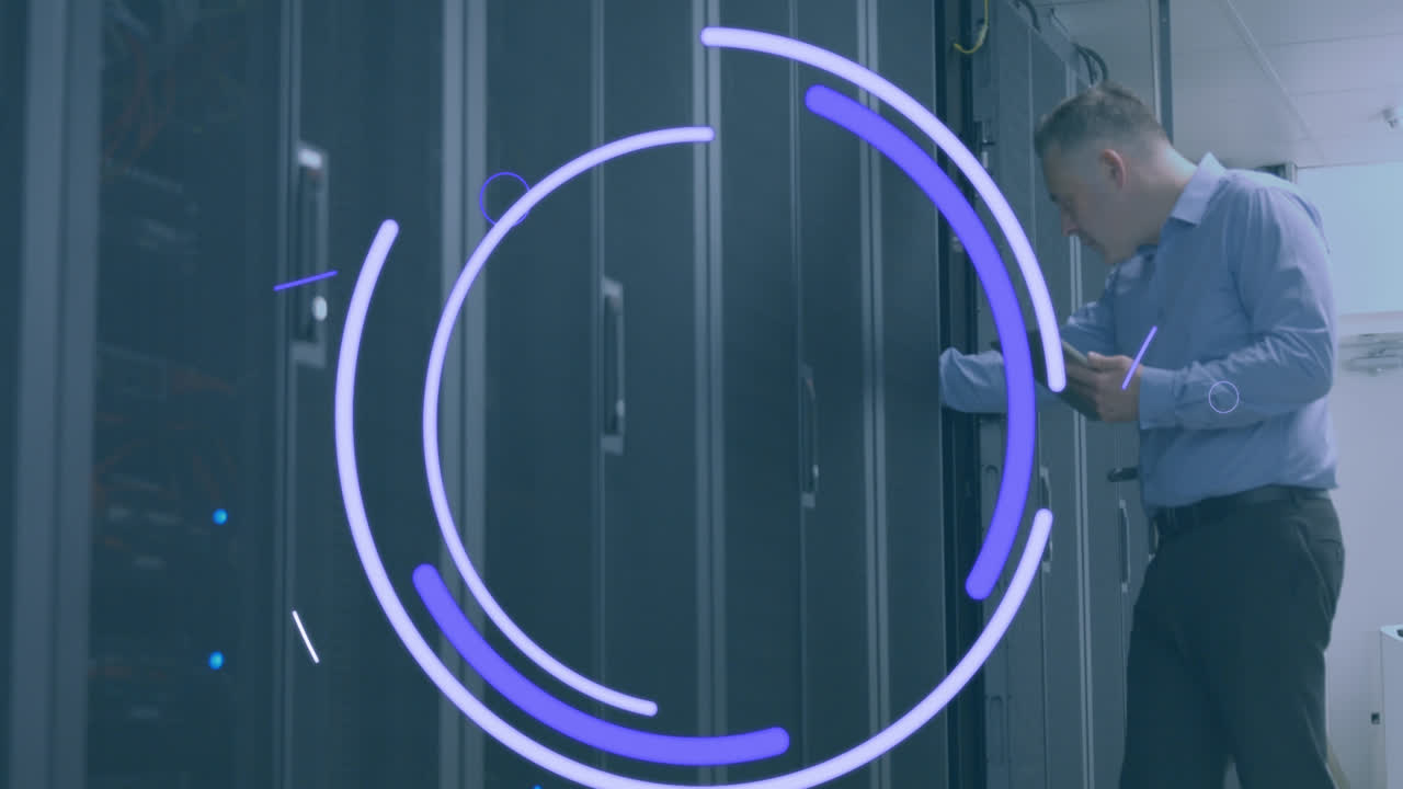 animación de formas sobre el hombre caucásico en la sala del servidor