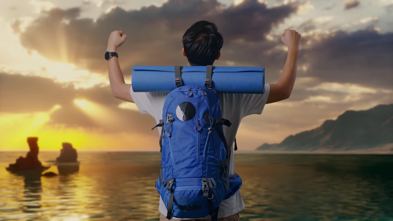 Vista traseira de um alpinista do sexo masculino com mochila de montanhismo gritando e comemorando o sucesso na praia