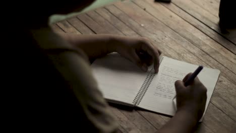 manos de niña escribiendo en papel con lápiz | vista superior