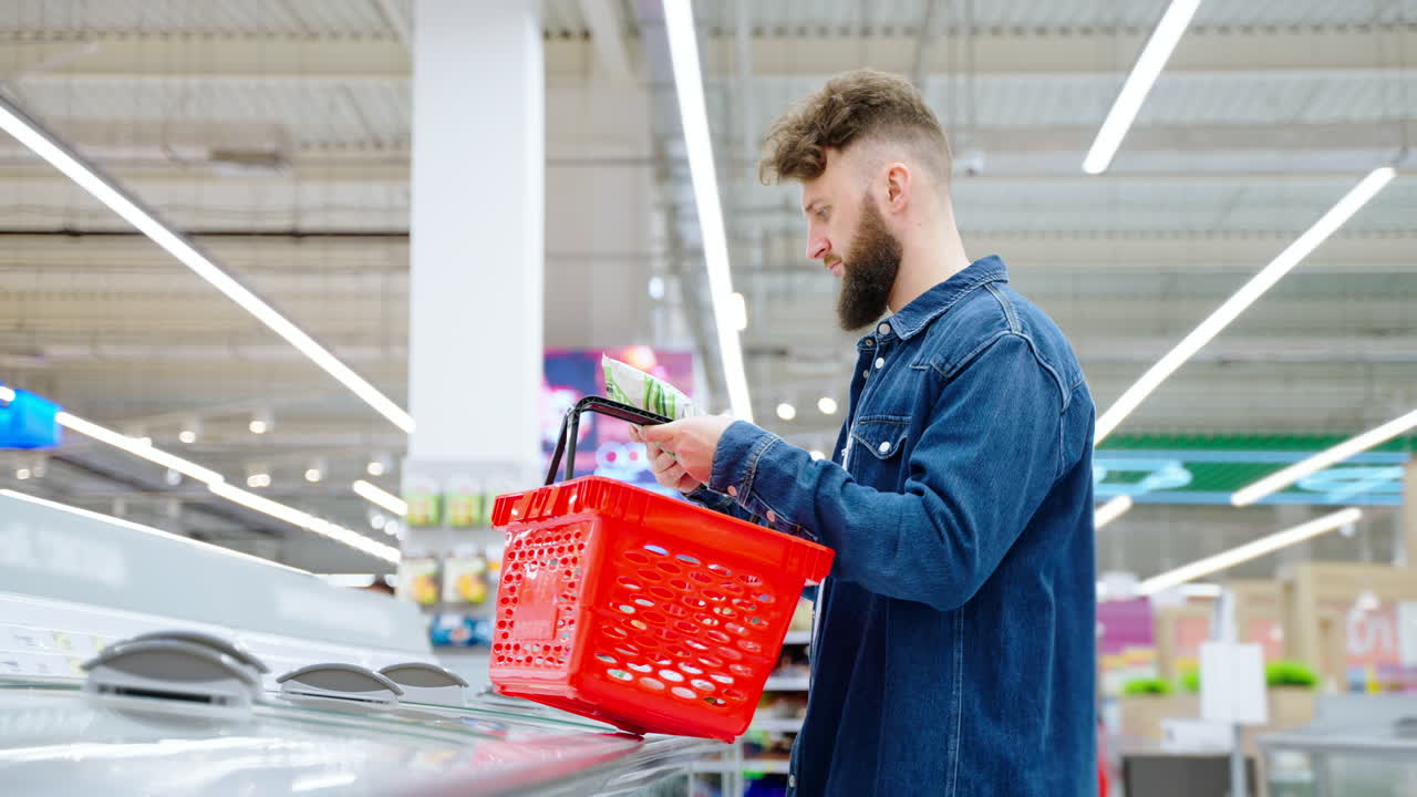 hombre comprando verduras congeladas en un supermercado