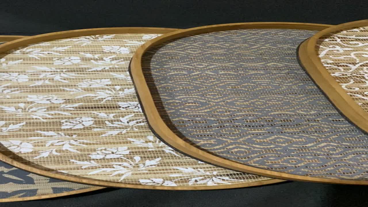 장인이 나무 꽃병과 드라이 플라워로 수작업해서 만든 나무 트레이