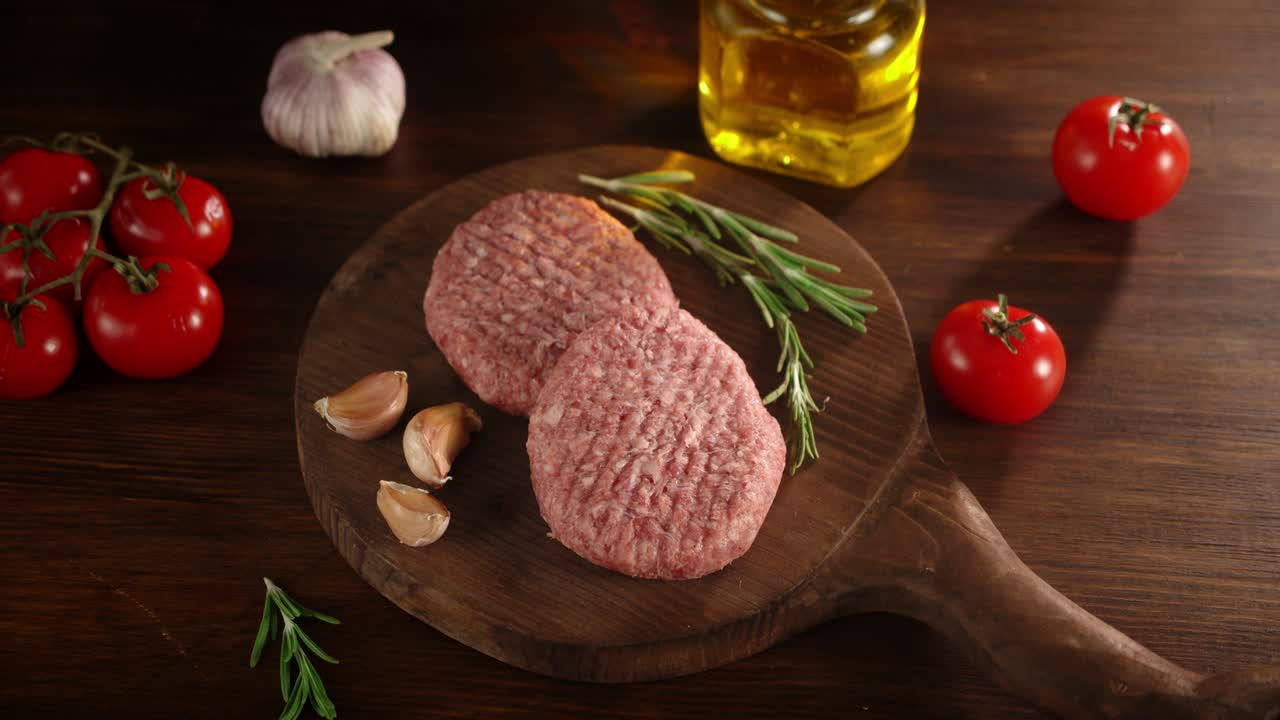 마늘, 로즈마리, 토마토와 함께 생 버거를 회전시니다.