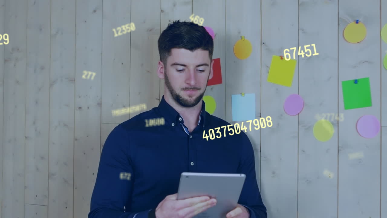 animación de números cambiantes sobre un hombre caucásico de pie y usando una tableta digital