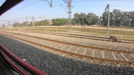 ventana del tren que se asoma al punto de vista durante un viaje en tren de larga distancia, ferrocarriles indios