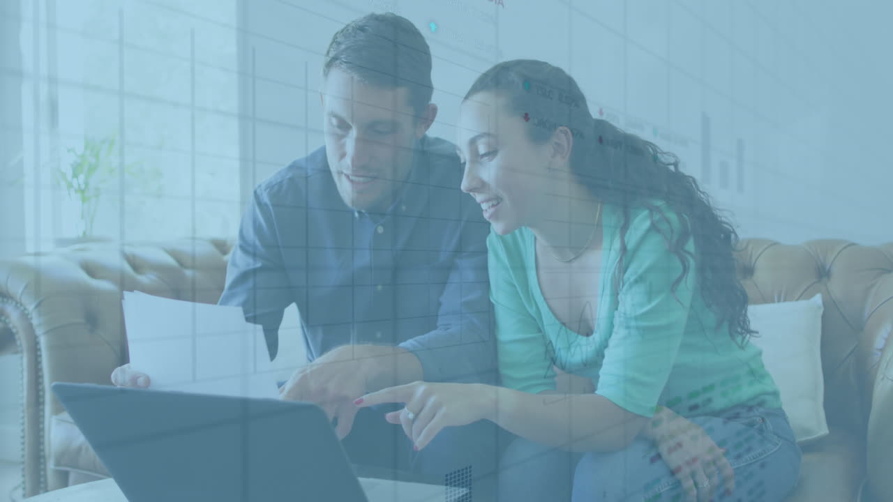 animación del procesamiento de datos del mercado de valores sobre una pareja caucásica que calcula las finanzas en casa