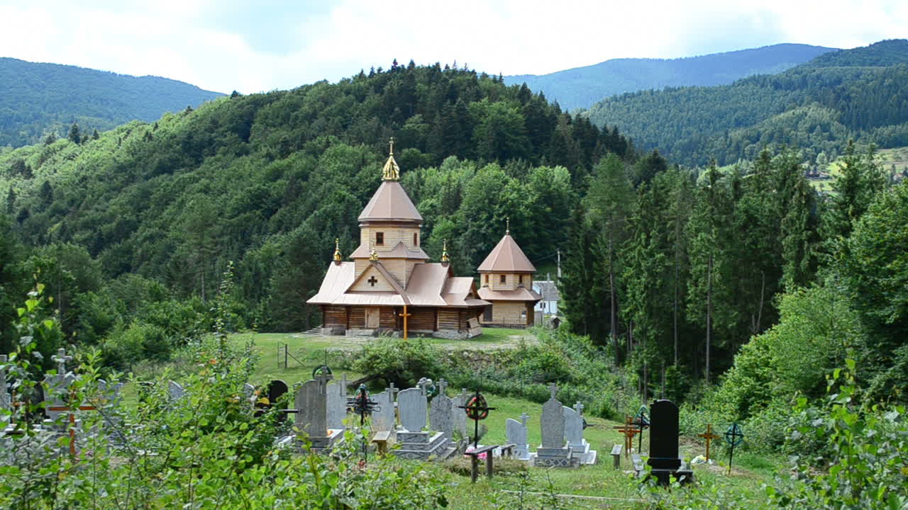 Kirche in den Bergen, orthodox, Ukraine. Orthodoxe Holzkirche, Ukraine.