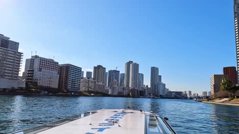 Wunderschöner-Blick-Auf-Das-Wasser-Auf-Die-Hochhäuser-Der-Stadt-Chuo,-Tokio
