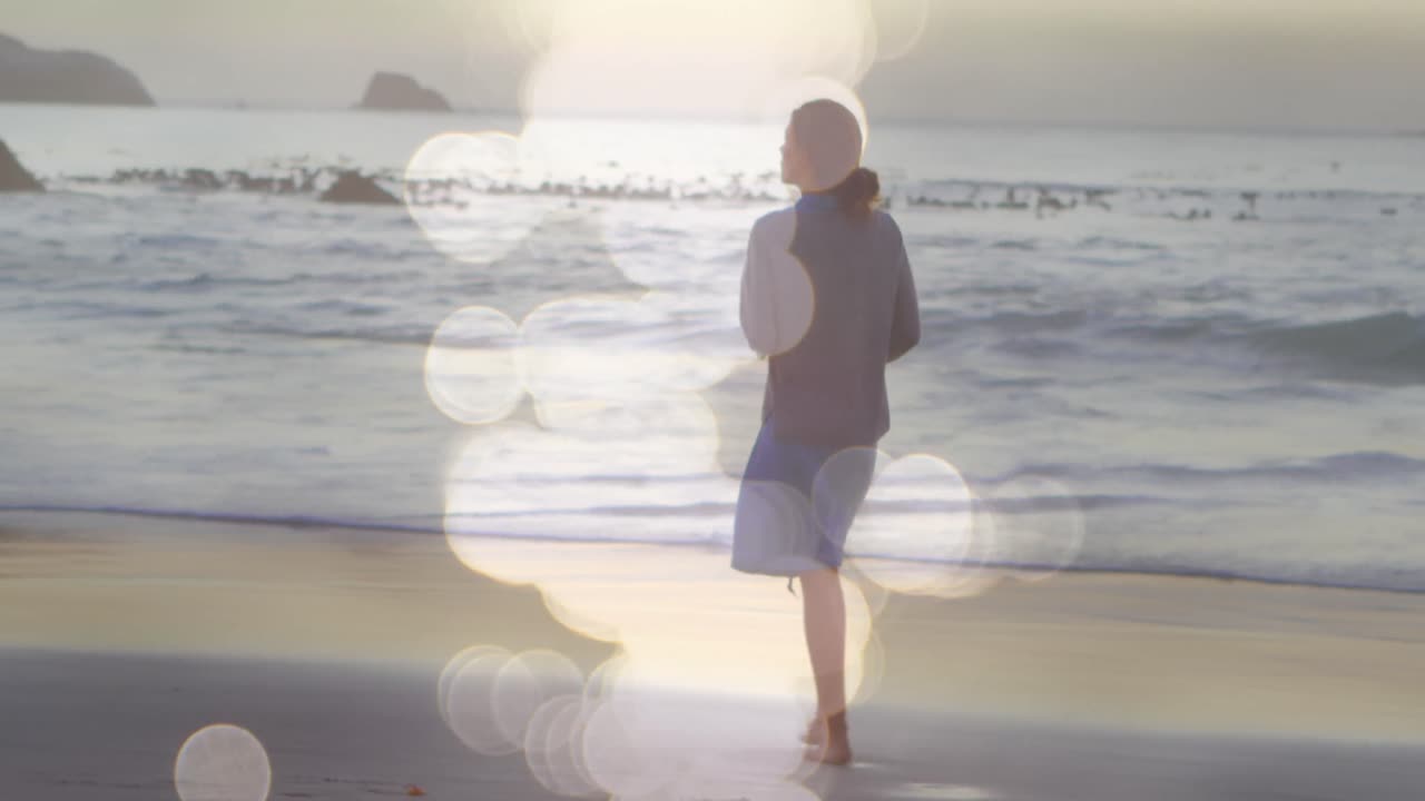 자연 속에서  ⁇ 고 있는 두 인종의 여성 위에 있는 불빛의 비디오