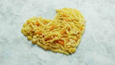 macarrones diferentes puestos en forma de corazón