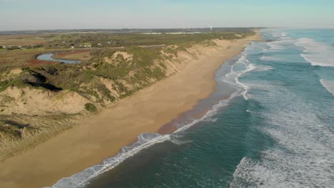 Disparo-Aéreo-En-Lo-Alto-De-Las-Olas-Rompiendo-En-La-Costa-En-El-Río-Powlet-En-Victoria,-Australia