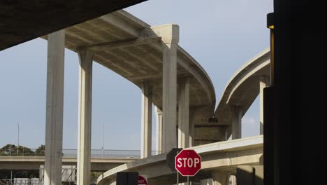 Vista-De-La-Rampa-Superior-Del-Intercambio-De-La-Autopista-De-Los-Angeles-Desde-El-Suelo,-Intercambio-Del-Juez-Harry-Pregerson