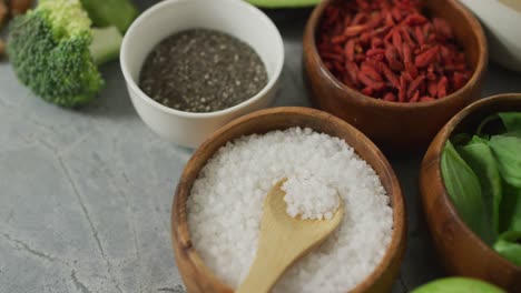 vídeo de brócoli fresco y cuencos de ingredientes a base de plantas sobre un fondo gris