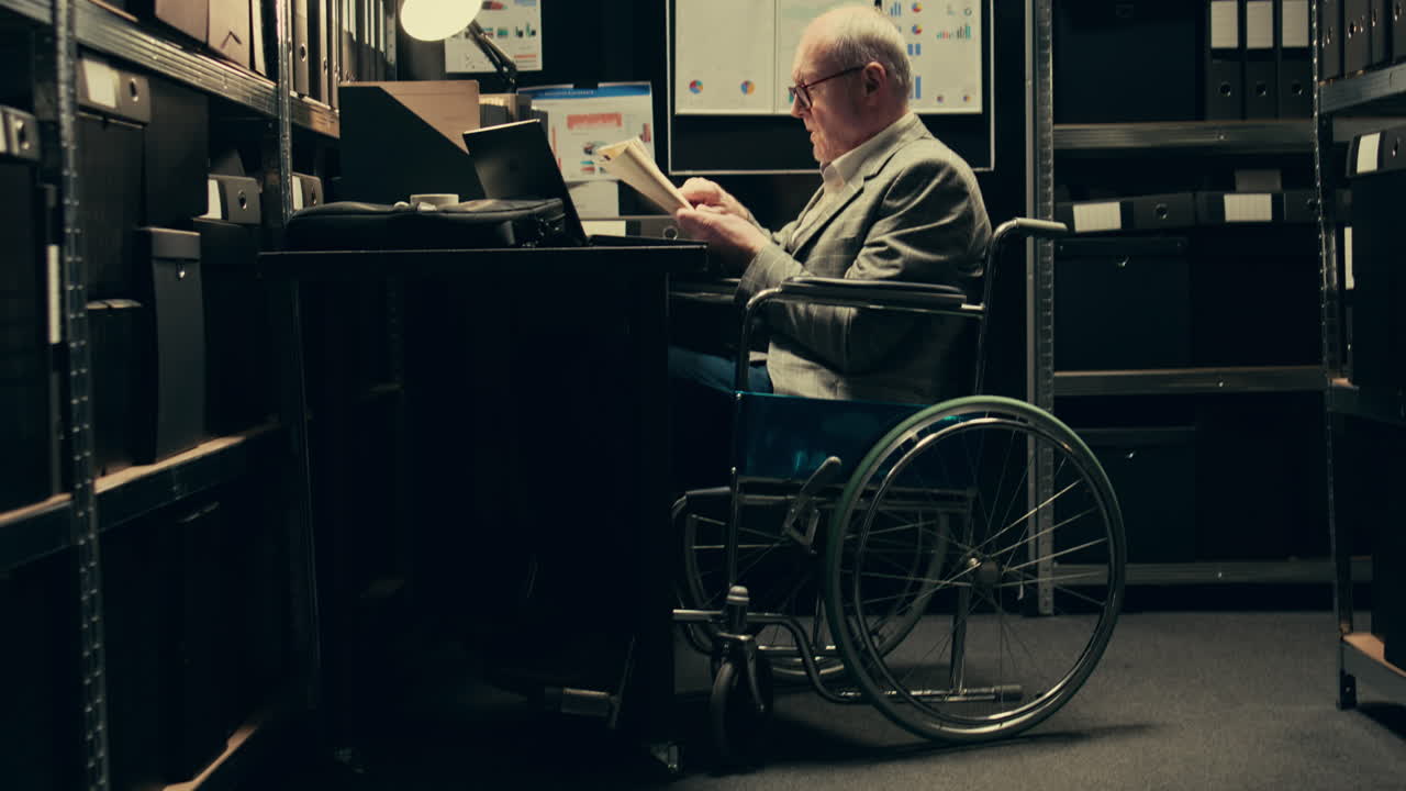 un investigador paralizado hace una comprobación de antecedentes de un potencial culpable,