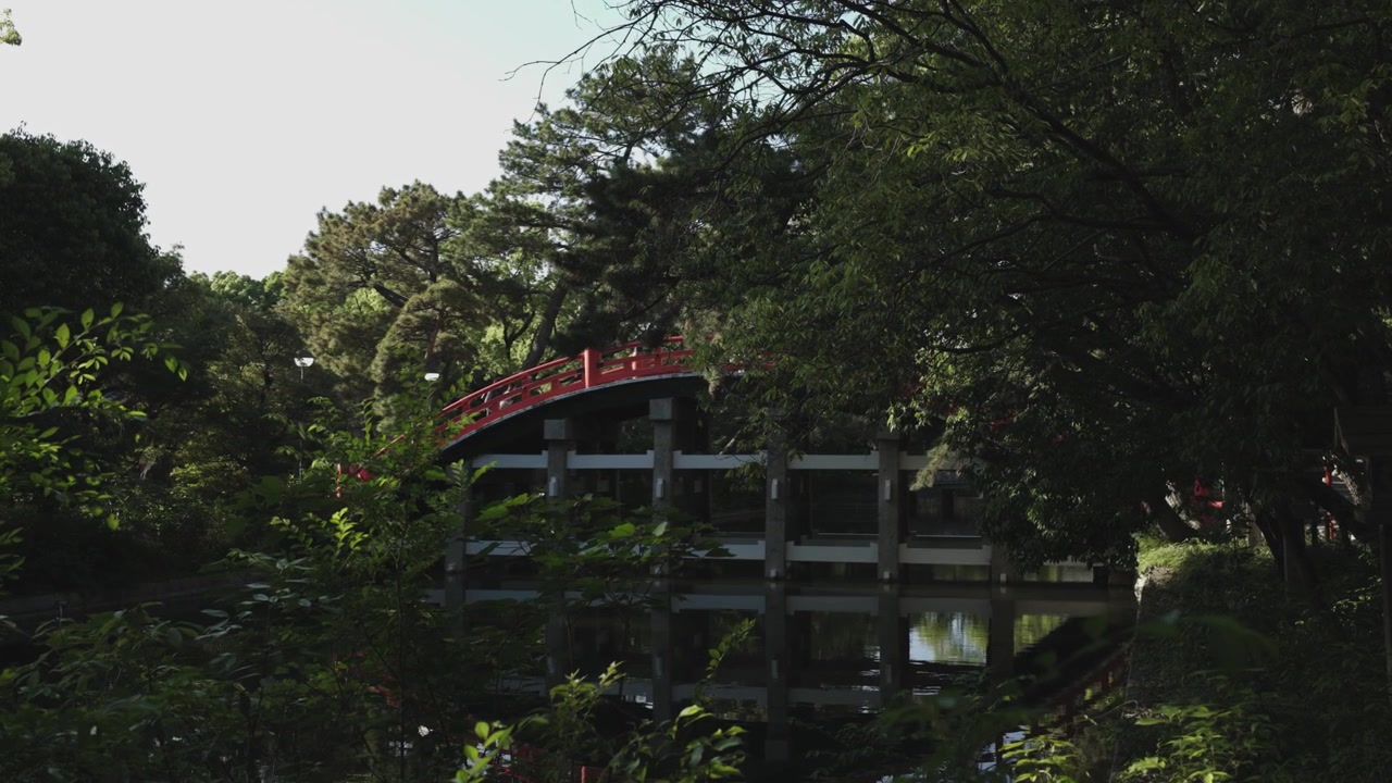 Ponte Sorihashi a Sumiyoshi. La telecamera si muove lentamente a sinistra