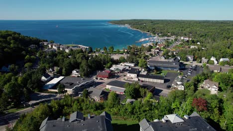 Panorámica-Hacia-La-Derecha-De-La-Bahía-Hermana,-Wisconsin,-En-Un-Día-Soleado