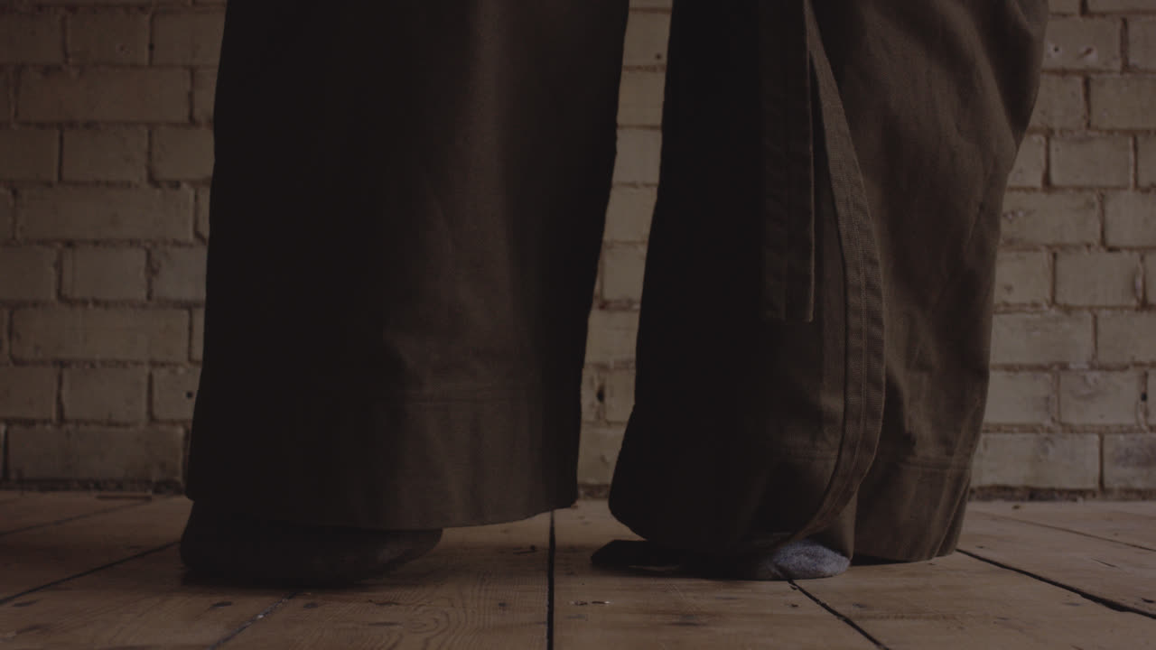 свободная и минимально стильная одежда на моделях, двигающих ногами