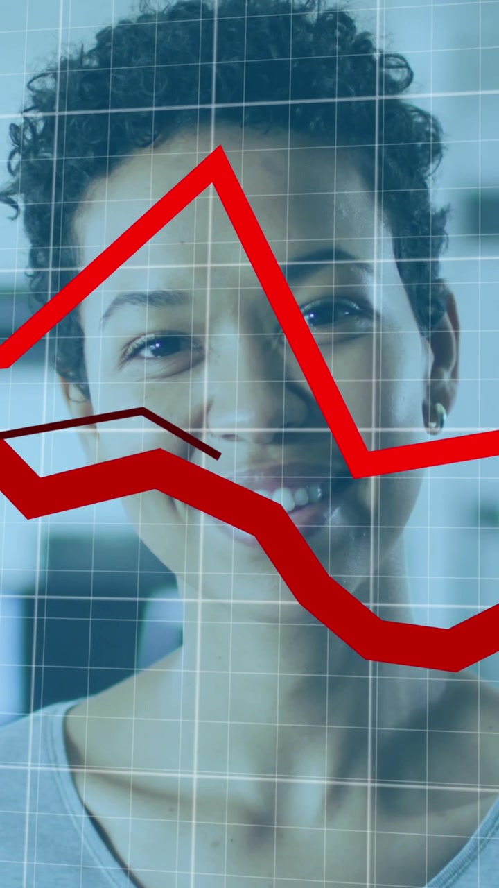Animazione dell'elaborazione dati su una donna d'affari afroamericana sorridente in ufficio