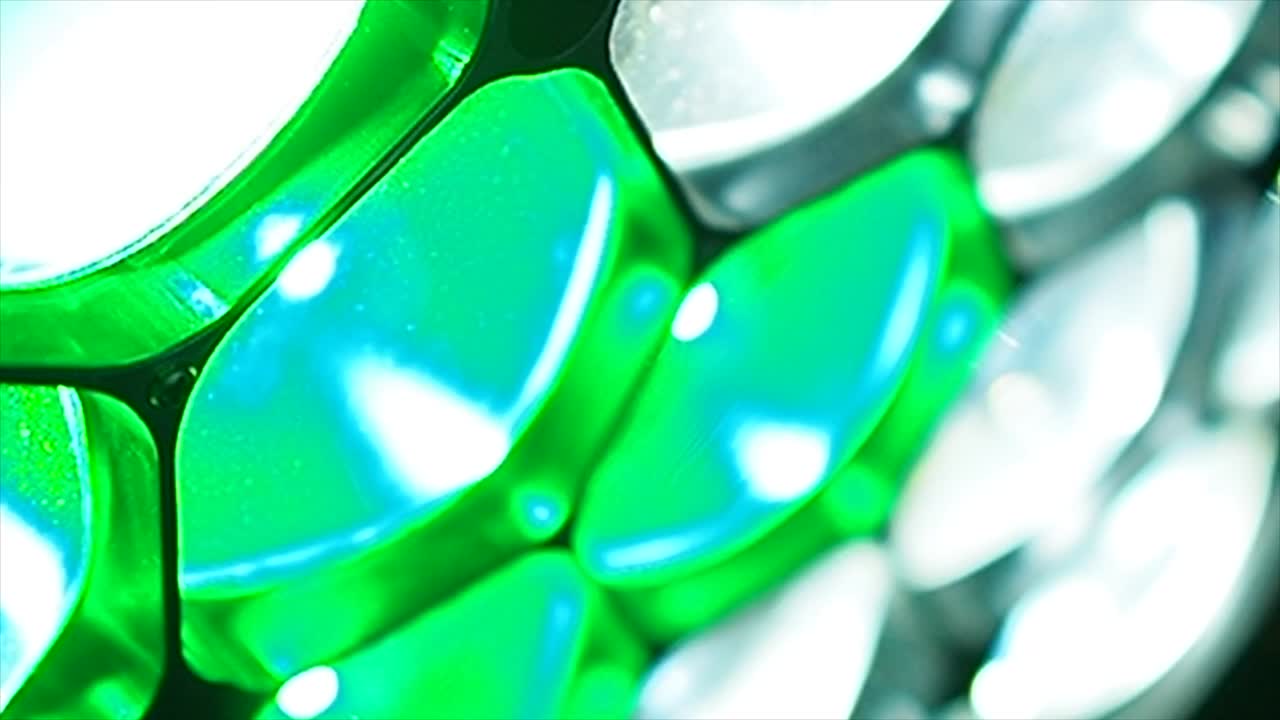 зелёные дискотечные огни движутся медленно