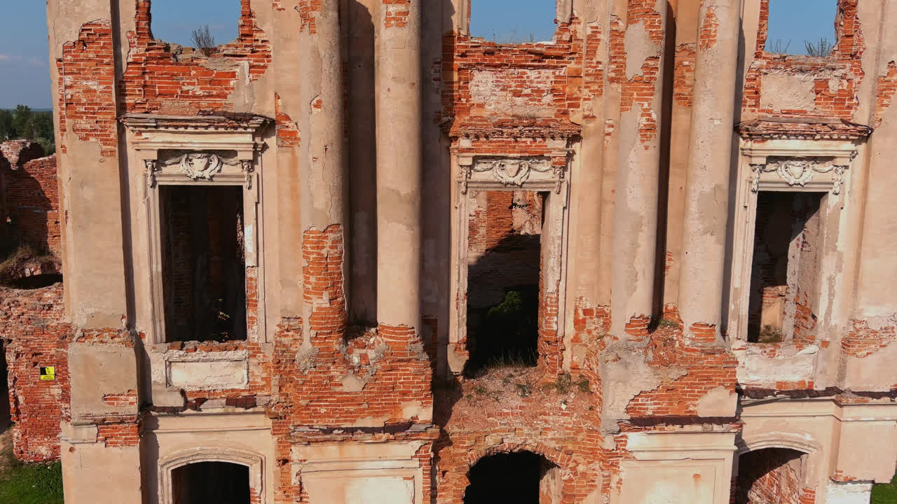 Ruínas do Palácio de Ruzhany na Bielorrússia, vista aproximada de drone.