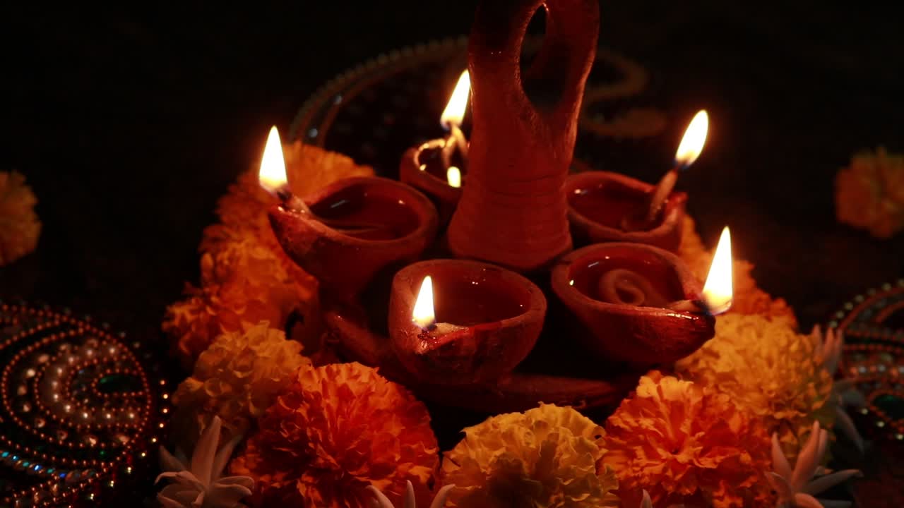 video de cerca de una lámpara bellamente iluminada que brilla en la oscuridad