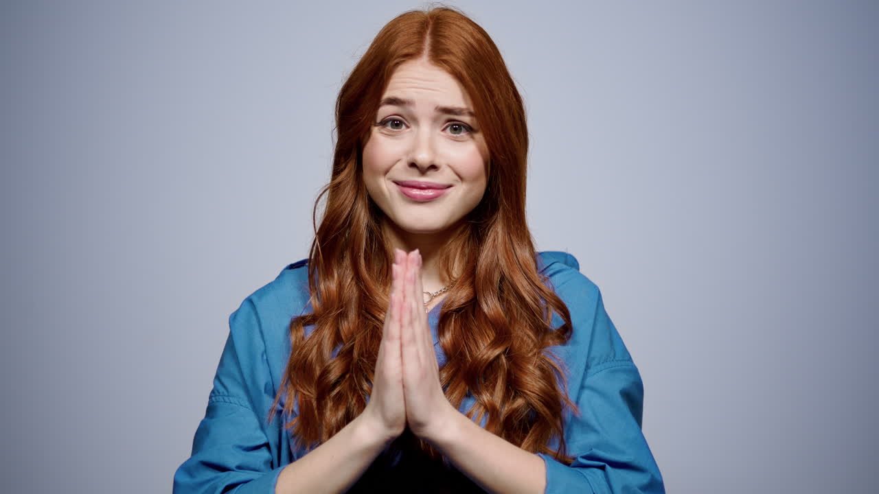 스튜디오에서 카메라를 찾는 달 ⁇ 한 여자.  ⁇ 은 소녀가 실내에서 무언가를 요구