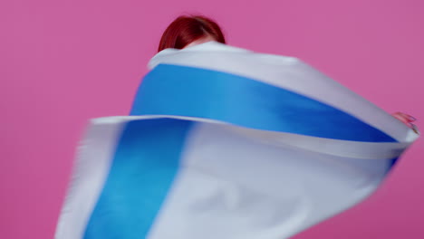 기쁜 사랑스러운 십대 소녀가 이스라엘 국기를 흔들고 포장하여 독립일을 축하합니다.