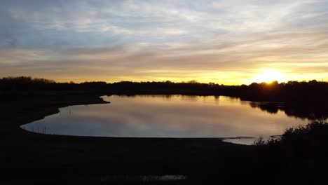 Rückzug-Aus-Einer-Landschaft-Mit-Sonnenstrahlen-Und-Spiegelungen-Im-Wasser-Bei-Mechels-Broek