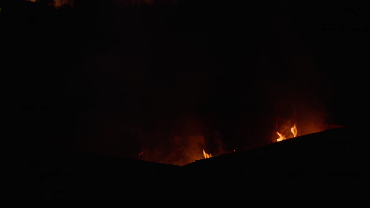 화재 구이에서 쓰레기를 태우는 느린 동작 영상