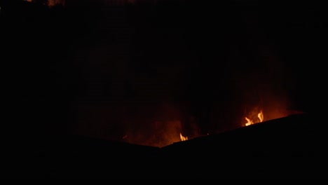 imágenes en cámara lenta de un pozo de fuego quemando basura