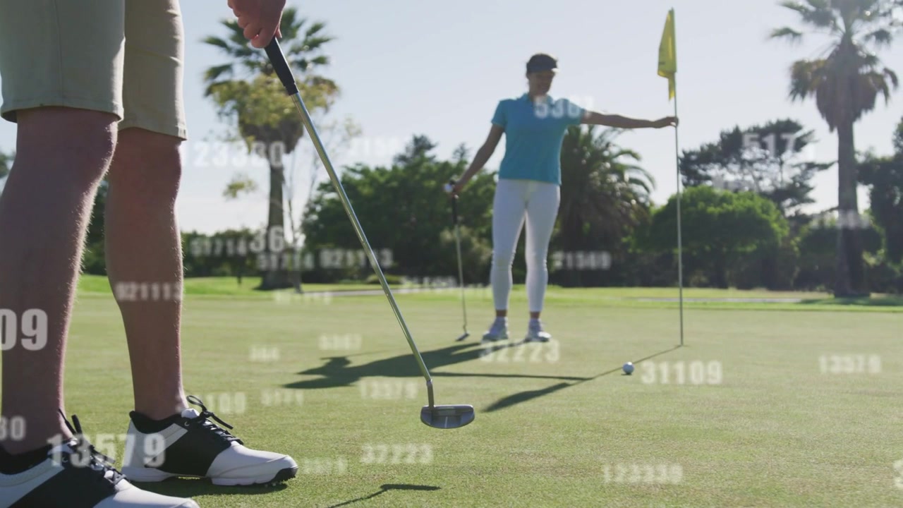 Golfista che allinea la palla e fa un putt, con il partner che tiene l'asta della bandiera, e cifre che tracciano il colpo per i dati del golf.