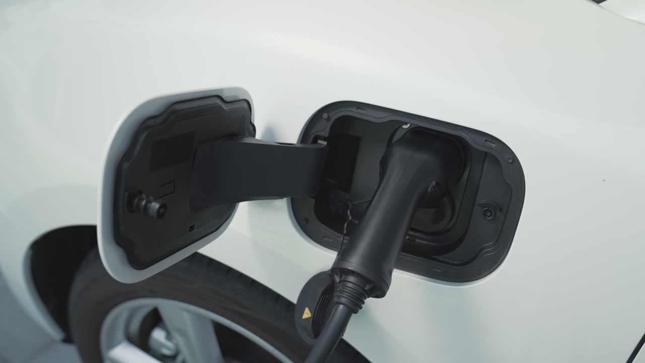 Modern ilerici yaşam tarzı için çevre dostu bataryalı elektronik araba.