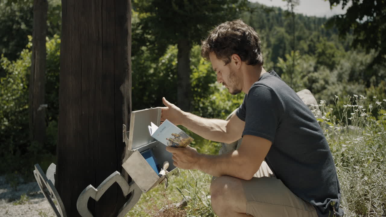 un joven corredor que se detiene en una parada de descanso para sellar su folleto