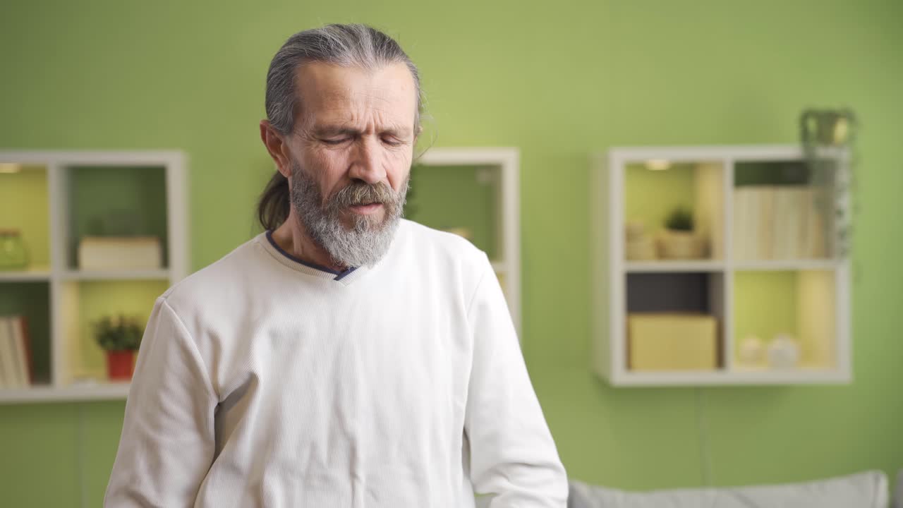 un hombre maduro con unas gafas pensativas y confusas que sufren de pensar en casa.