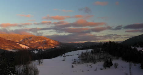 Vista-Aérea-View-Of-Mountains-And-Forest-Covered-With-Snow-At-Sunset-In-Winter-9