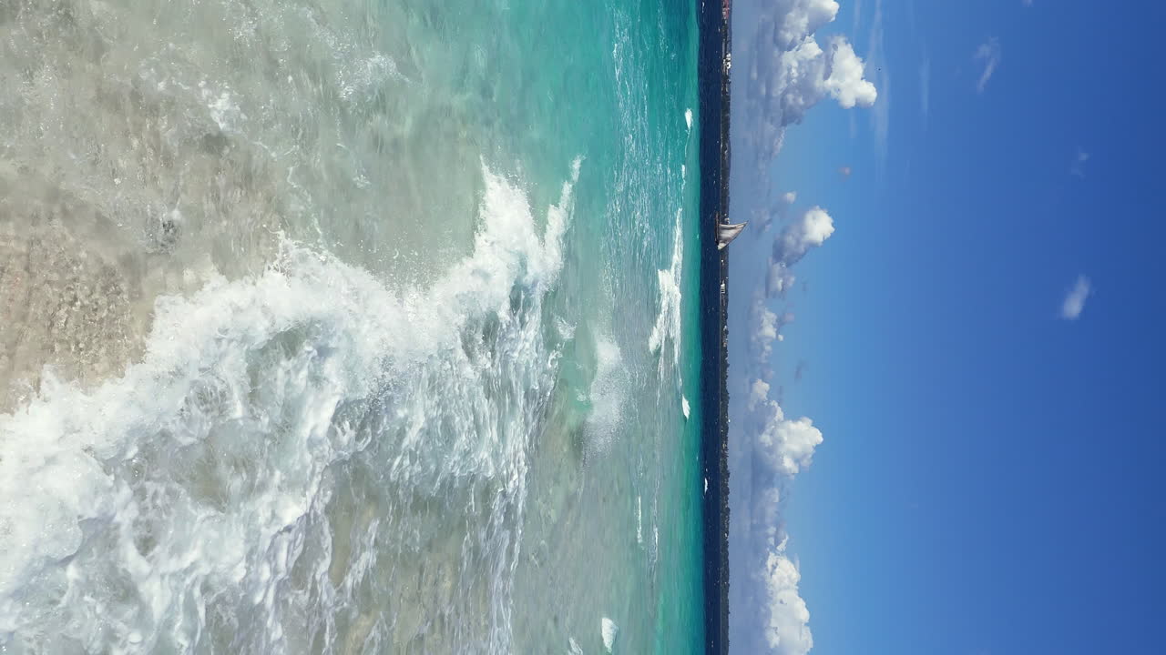 탄자니아 잔지바르의 푸른 해변 위로 수직 비행